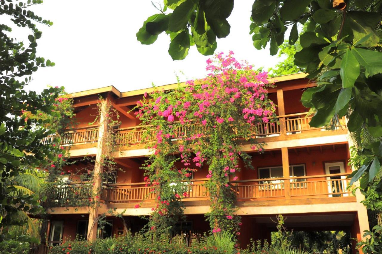 Hotel Posada Seremein ,West Bay ,Roatan エクステリア 写真