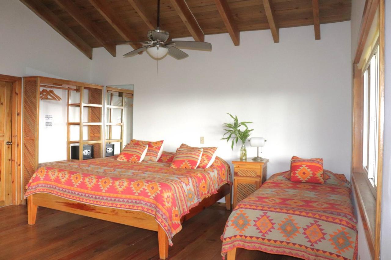 Hotel Posada Seremein ,West Bay ,Roatan エクステリア 写真